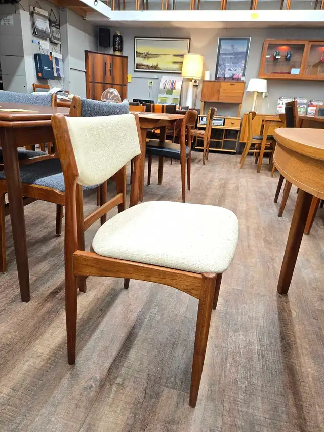 Mid century modern furniture  in Dining Tables & Sets in Stratford - Image 11