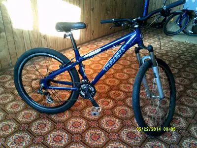 26 x 2.10 fat tires. 15" aluminum frame. adjustable preload on the forks. 3 x 8 drivetrain. has the...