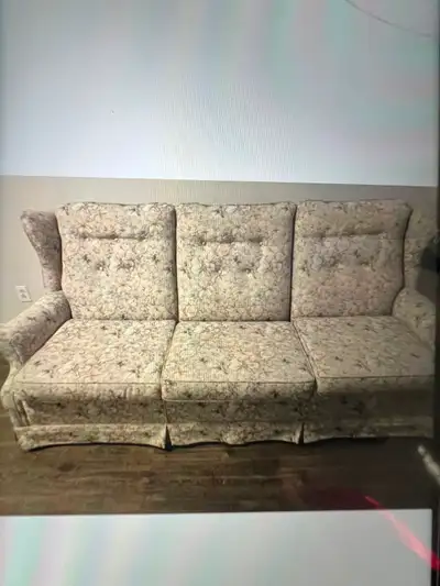 Sofa 3 PLACE Avec Fauteuil. Très Confortable. Doit Partir Vite. Communication Par Téléphone Seulemen...