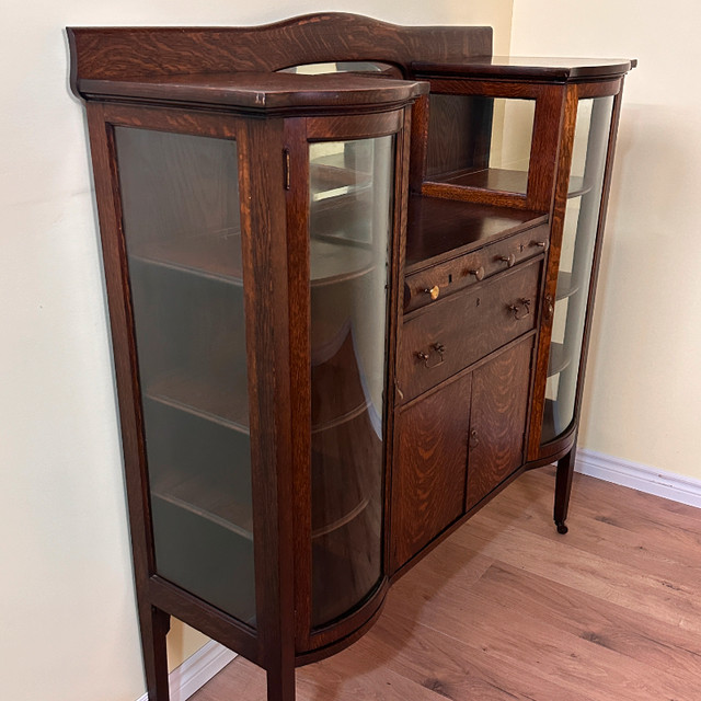Beautiful Antique Victorian Tiger Oak Display Cabinet Sideboard in Hutches & Display Cabinets in City of Toronto - Image 3