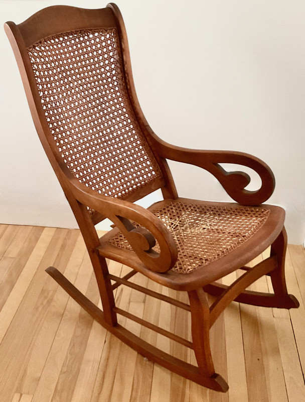Antiquité. Collection Magnifique chaise berçante bois-cannage SG dans Art et objets de collection  à Lévis - Image 3