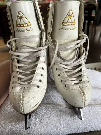 Patin à glace pour femme taille 4 en bon état, View more