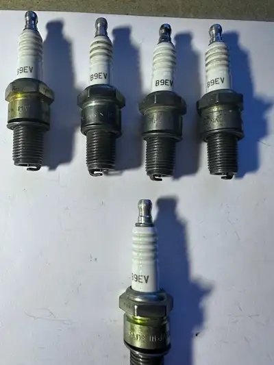 st-jerome Motoneige sparkplug NGK B9EV QTY 5 comme neuve PS : ont été utilisé pour faire test de cal...