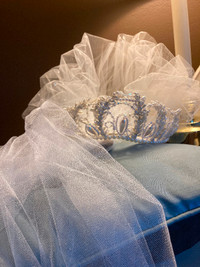 Vintage jewelled bridal crown with detachable veil