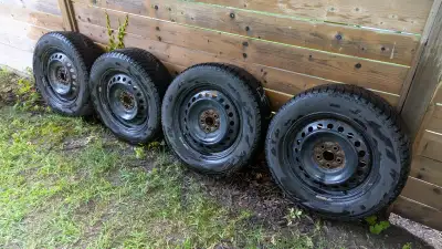 ensemble de 4 pneus d’hiver TOYO OBSERVE GSi-6 215/60 R16, en parfaite condition, montés sur jantes....