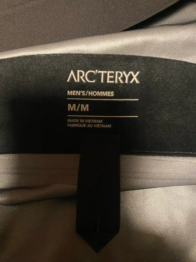 men's Arc'teryx Beta SL Jacket in Men's in Markham / York Region - Image 5