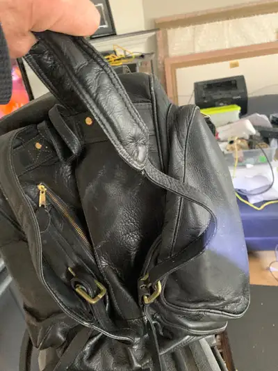 SAC À DOS NEUF EN TRÈS BON CUIR NOIR, View more