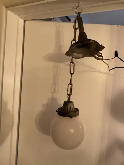 LUMINAIRE SUSPENDU RETRO AVEC GLOBE ROND EN VERRE DE LAIT, View more