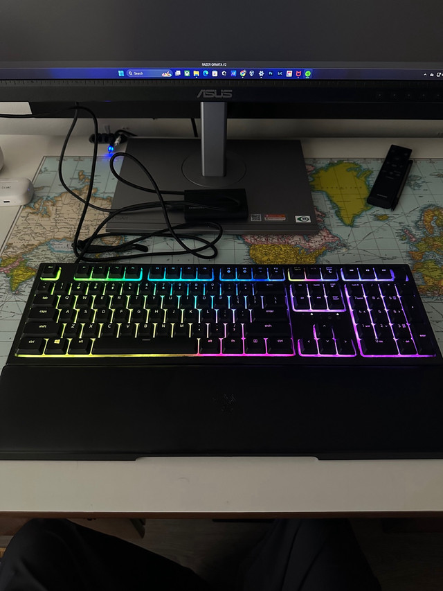 Razer ornata v2 with rest pad  in Mice, Keyboards & Webcams in Red Deer - Image 2
