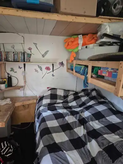 Je vend ma roulotte 30 pied tout equiper pret a camper avec ma galerie 30 pied avec toile permanent...