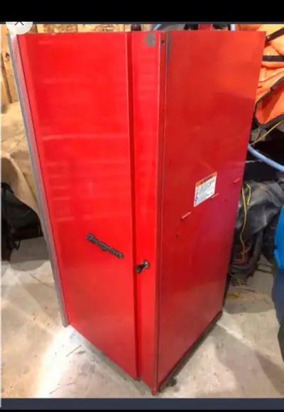 Selling a Snap On KRL712 Side Locker Tool Box. Comes with 4 slide out drawers and 2 shelves (one was...
