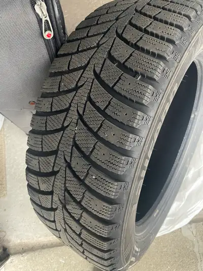 Pneus d'hiver Grandeur 235-50-R17 Marque Laufenn Excellente condition utilisé 3 hivers - 15 000 KM