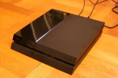 Voici une PlayStation 4 noire en bon état de fonctionnement. Comporte: *Console Playtastion 4 *Peut...