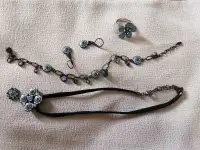 1 jewelry set and 1 necklace 