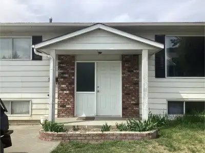 3 bedroom, upper floor of house. No pets, no smoking. Large backyard, Nesika, Columneetza School are...
