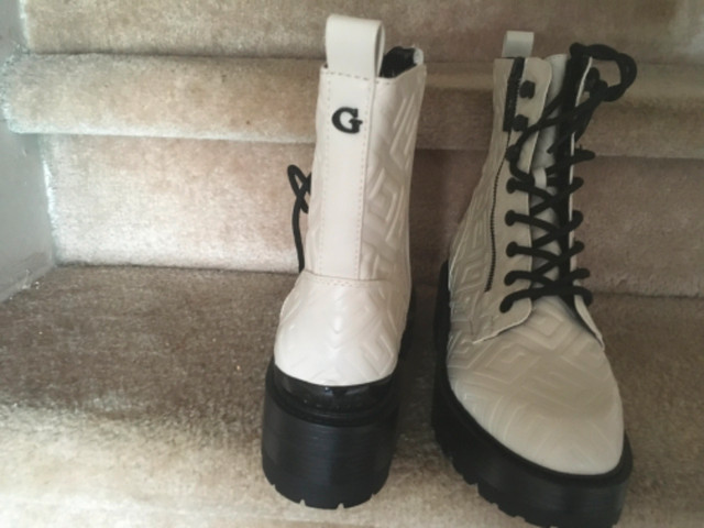 Bottes ( combat boots) de marque Guess. dans Femmes - Chaussures  à Longueuil/Rive Sud - Image 2