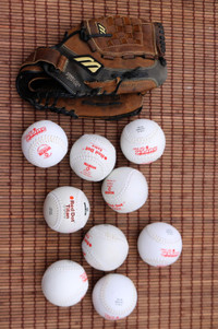 Mizuno softball baseball glove & Worth Red Dot Softball balls 9