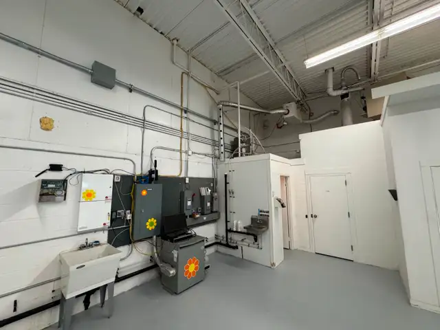 COLBY DRIVE desirable location! in Commercial & Office Space for Rent in Kitchener / Waterloo - Image 7