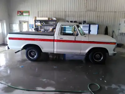 1978 Ford F100 short box with a 460