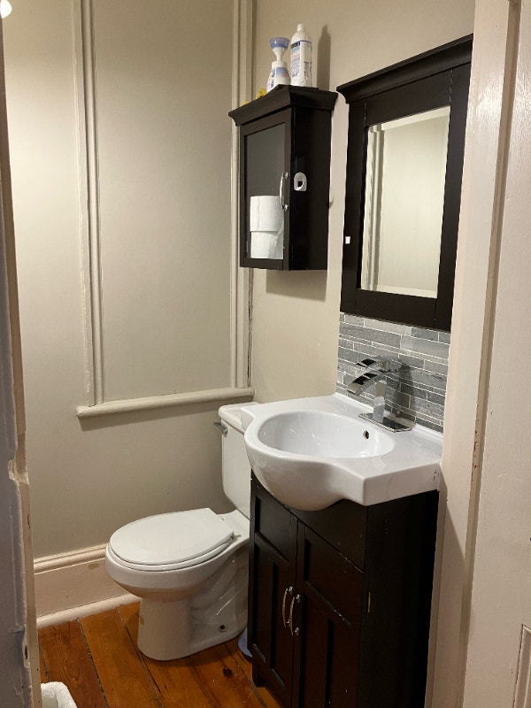 Room available Downtown Kingston House near Queen's University Room
