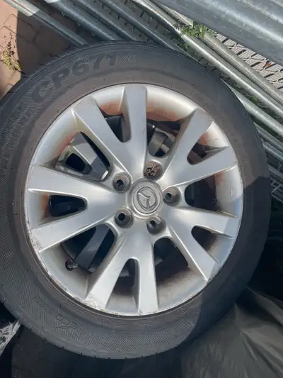 205/55R16 tires and rims. Etait sur une mazda 3 2007 Was on a mazda 3 2007 Negociable