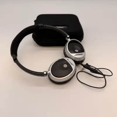 Genuine Bose OE (On-Ear) wired headphones. Condition: Used – tested and working Features: • Classic...