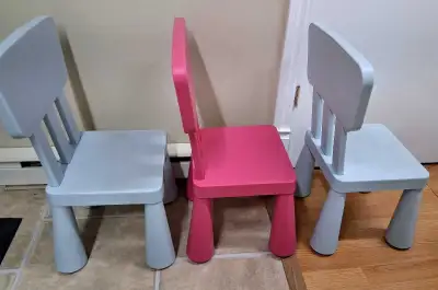 Chaises Mammout bleu IĶÉA Pour enfants 20$ chaques