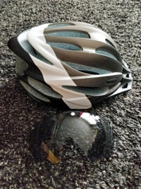 NEW bike helmet / Casque vélo NEUF