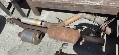I'm selling a used exhaust system, as seen in the pictures. This system shows signs of wear and rust...