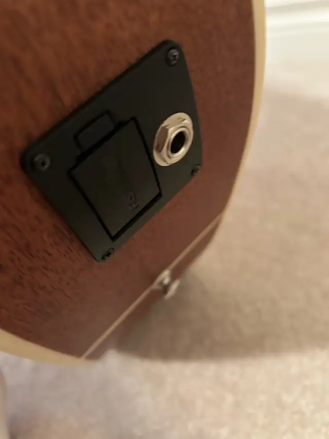 Art & Lutherie Americana Acoustic Electric Guitar, w/ Solid Top in Guitars in Markham / York Region - Image 7