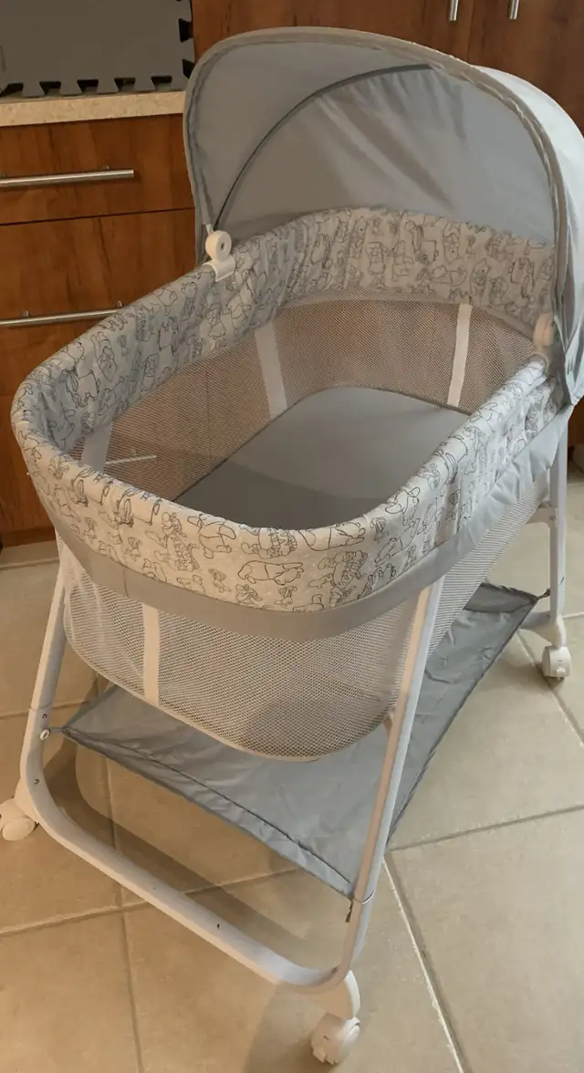 Baby bassinet with a canopy and vibrations /Berceau à vibrations in Cribs in City of Montréal - Image 5