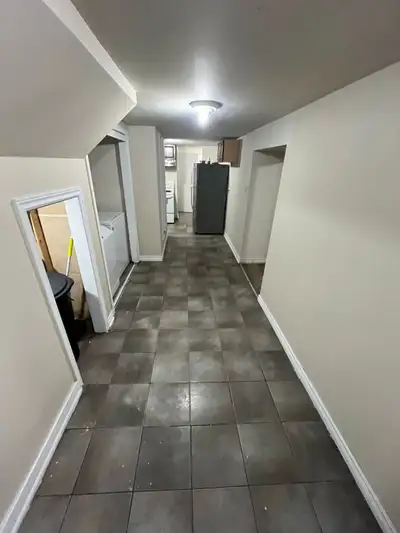 PRIVATE ROOMS AND SHARING SPACE AVAILABLE MISSISSAUGA Available :MAY Near- Square One Mall, Sheridan...