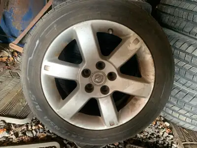 Pneus Toyo Extensa grandeur 215-55R17 montés sur mags Nissan (17X6.5JJ-40) a vendre. Demande 240$. C...
