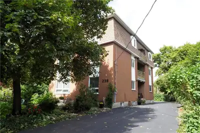 Beautifully Renovated 2-Bedroom Apartment – Mary Allen / Uptown Waterloo Bright and spacious 2-bedro...