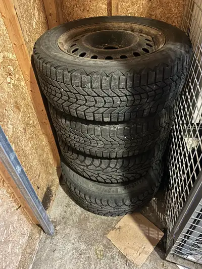 4 Pneu d’hiver sur rims, 250$ pour l’ensemble. Très bonne condition.