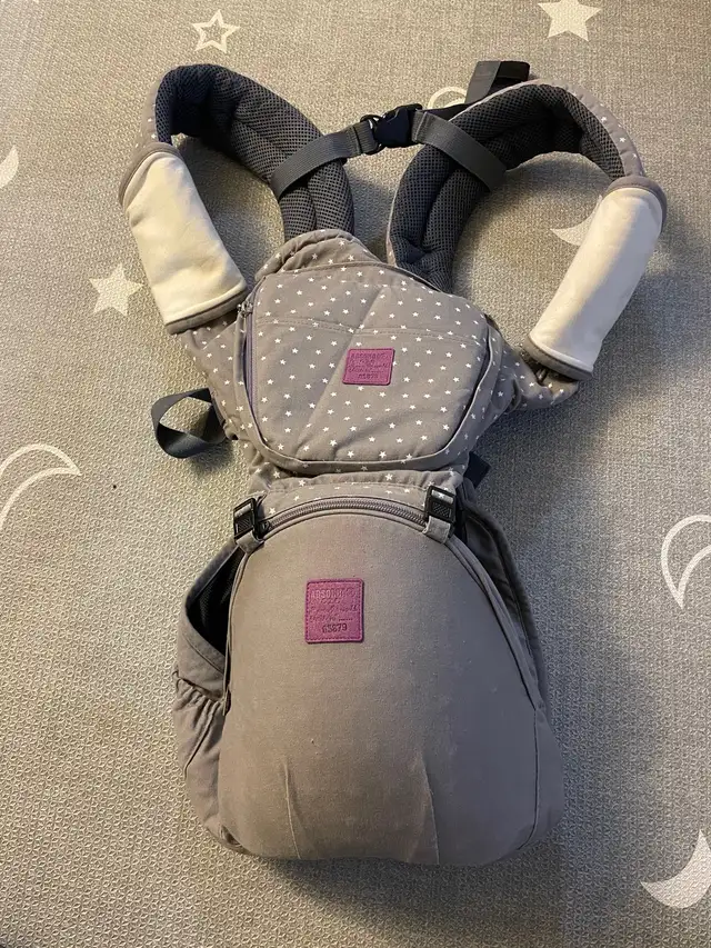 Seated baby carrier (Korean) in Strollers, Carriers & Car Seats in Markham / York Region - Image 2