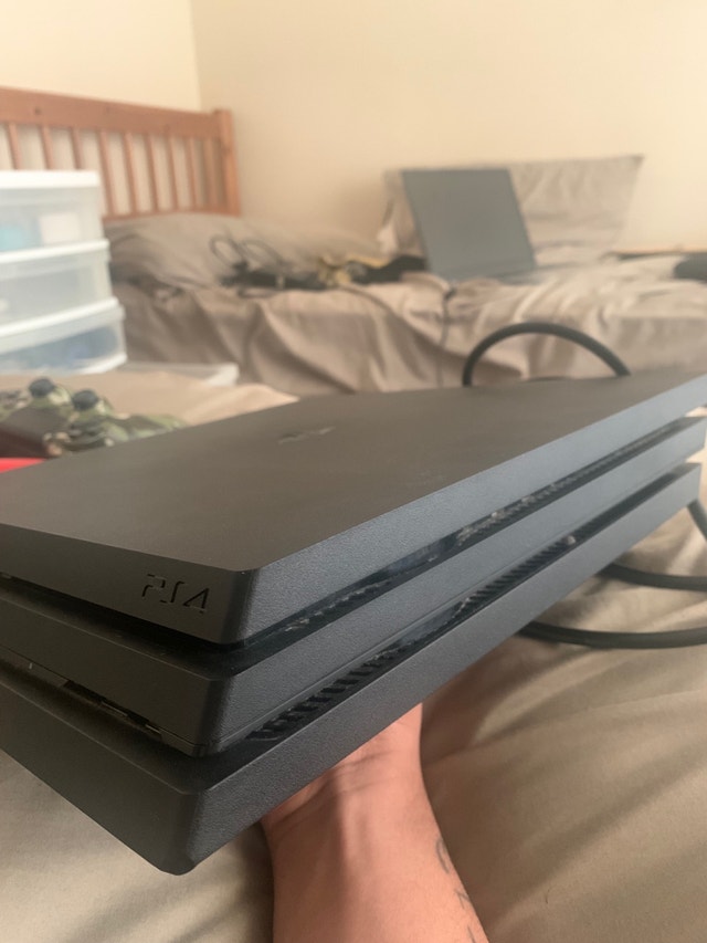 Playstation 4 pro 1TB 3 controllers HDMI and Power cable Sony