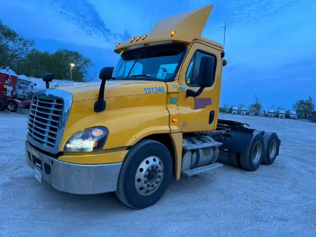 2015 Freightliner cascadia for sale with work in Heavy Trucks in Hamilton - Image 3