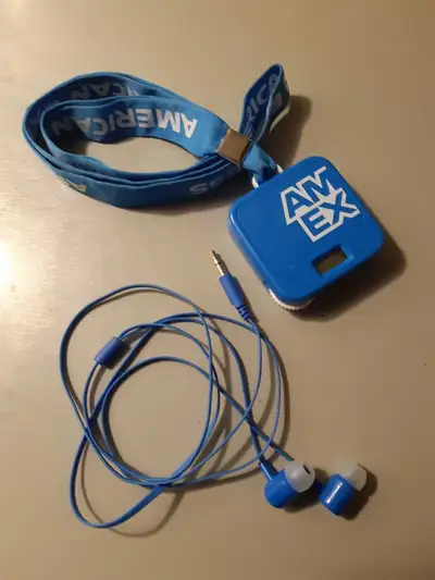 Voici un lecteurAMEX bleu avec écouteurs bleus assortis, idéal pour les collectionneurs ou les amate...