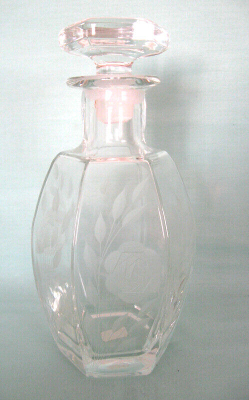 BOUTEILE  pour BOISSON VINTAGE ETCHED GLASS LIQUOR BOTTLE dans Art et objets de collection  à Ouest de l’Île