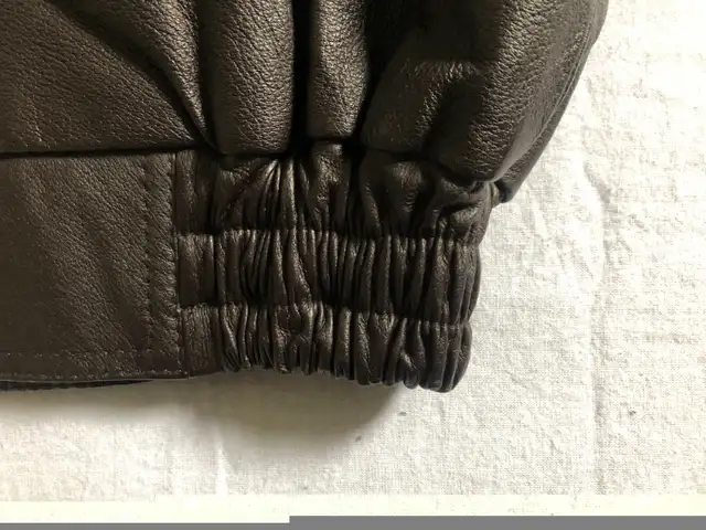 MENS  VINTAGE  LEATHER  BOMBER JACKET in Men's in Kitchener / Waterloo - Image 5