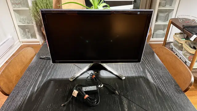 2017 MacBook Pro 4-Port + Monitor & Accessories in Laptops in City of Montréal - Image 4