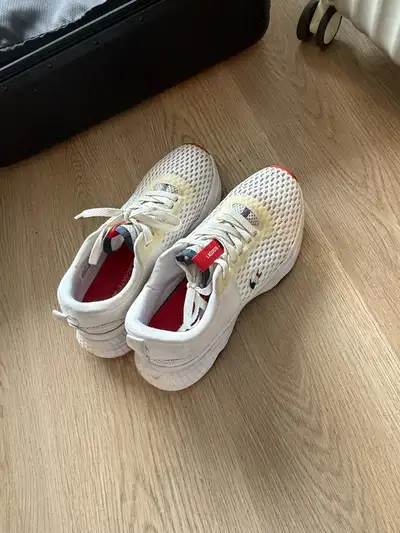 Lacoste Sports shoes women （Size 6, View more