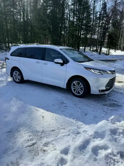 Toyota sienna 2025 limited 4wd hybrid 12599km Pratiquement neuve Pneu hivers Nokian et pneu d’été in...