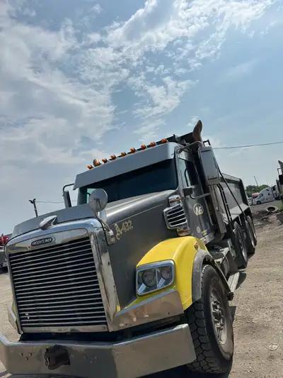 2019 Freightliner Coronado Tri axle dump truck automatic Eaton 18sp transmission engine DD15. Detroi...