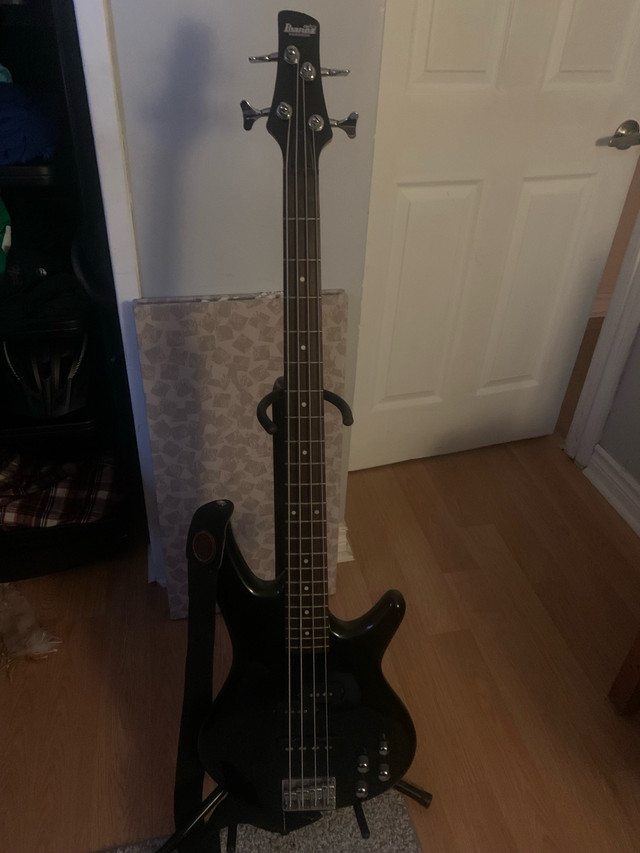 idanez GSR200 Bass Guitar in Guitars in Ottawa