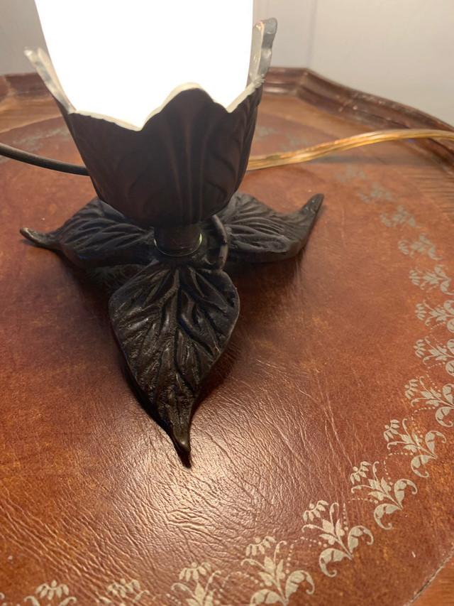 Vtg Underwriters Lab Cast Iron Accent Cherub Lamp Lily Shade in Indoor Lighting & Fans in Belleville - Image 3