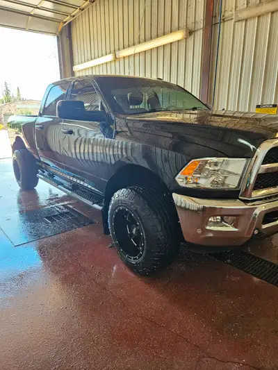 283 000k 6.7 Rebuilt heavy duty transmission put in a year ago Tailored diesel just put in a new tur...