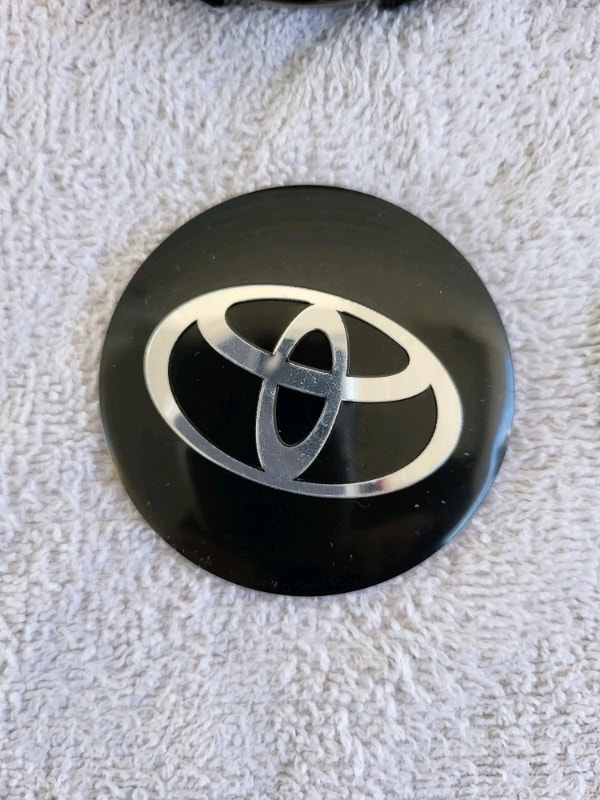 Toyota center cap sticker +center cap Tires & Rims Gatineau Kijiji