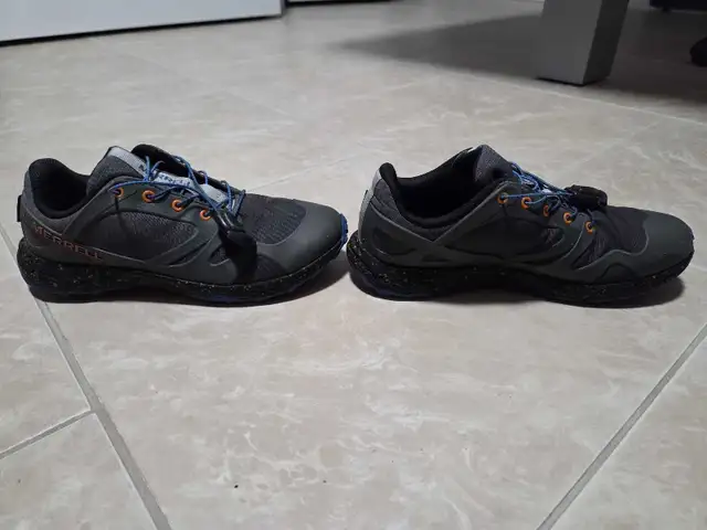 Souliers de randonnée pour garçon grandeur 4 (Merrell) in Kids & Youth in Laval / North Shore - Image 4